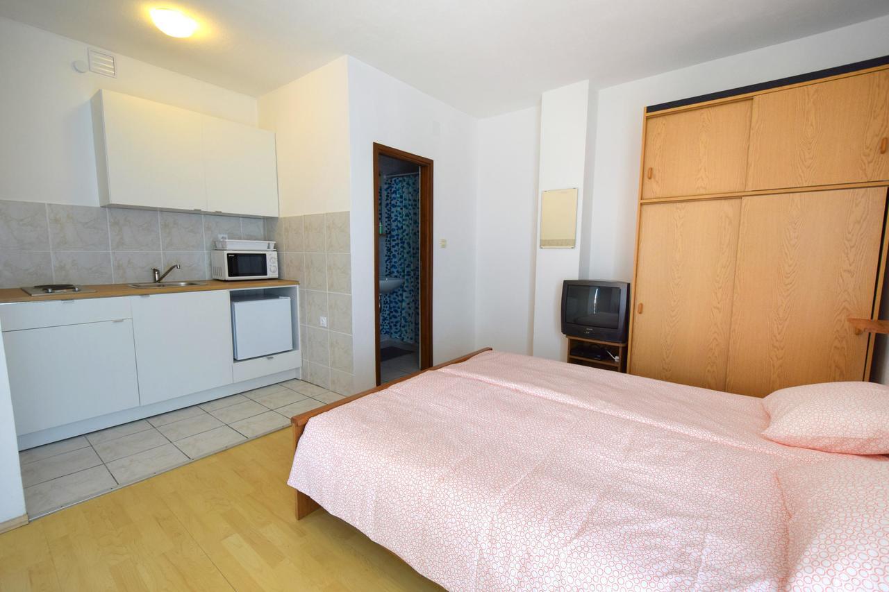 Apartments Vera Малинска Екстериор снимка